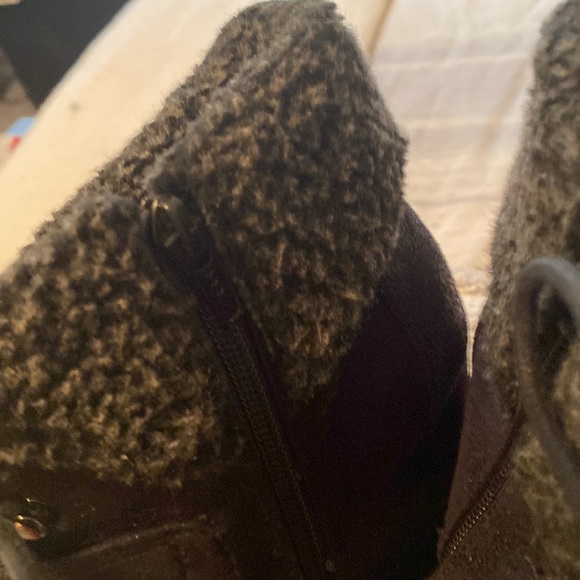 Women 7.5 medium leather upper boots. Black shearling material around the top. - Picture 6 of 6